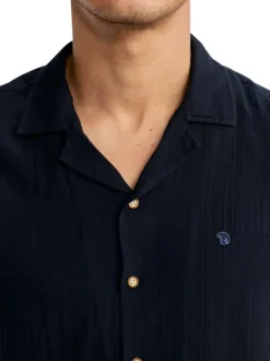 Chemise en coton marine unie pourvue d'un col cubain et d'une coupe droite