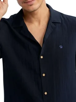 Chemise en coton marine unie pourvue d'un col cubain et d'une coupe droite