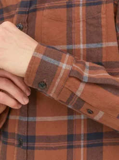 Chemise en coton marron à carreaux avec une coupe droite et un col boutonné