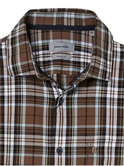 Chemise en coton marron à carreaux avec une coupe droite et un col français