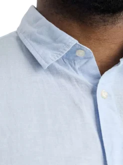 Chemise en coton mélangé bleue ciel unie à coupe slim avec un col italien