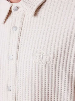Chemise en coton mélangé écrue unie pourvue d'un col chemise