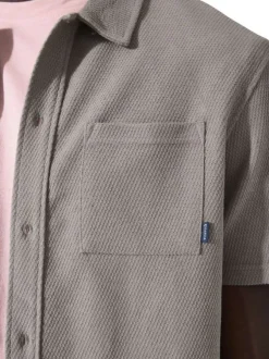 Chemise en coton mélangé taupe unie avec une coupe droite et 1 poche