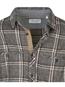 Chemise en coton noire à carreaux avec une coupe droite et un col français