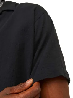 Chemise en coton noire unie avec un col français et une coupe droite