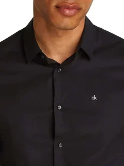 Chemise en coton noire unie avec une coupe ajustée et le logo en petit