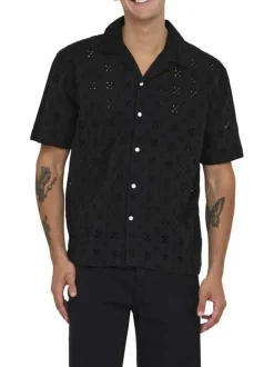 Chemise en coton noire unie avec une coupe droite et un col à revers