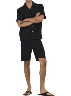 Chemise en coton noire unie avec une coupe droite et un col à revers