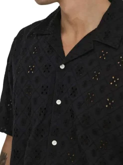 Chemise en coton noire unie avec une coupe droite et un col à revers