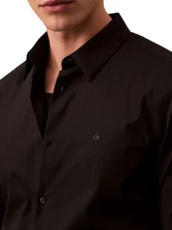 Chemise en coton noire unie à coupe regular fit fermée par des boutons