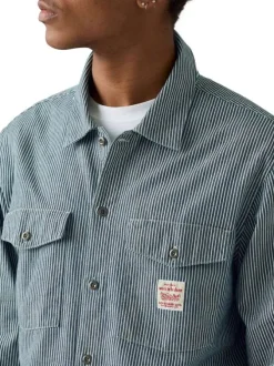 Chemise en coton rayée blanc et marine avec une fermeture par boutons