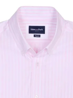 Chemise en coton rose à rayures avec une coupe droite et un col à revers