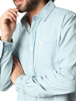 Chemise en coton stone unie avec une coupe droite et une petite poche