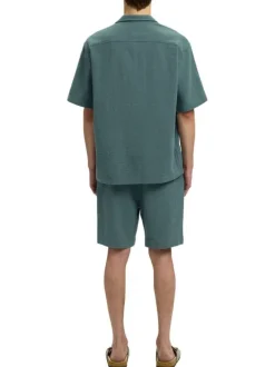 Chemise en coton verte unie pourvue d'une coupe droite et d'un col cubain