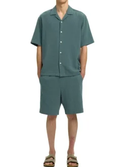 Chemise en coton verte unie pourvue d'une coupe droite et d'un col cubain