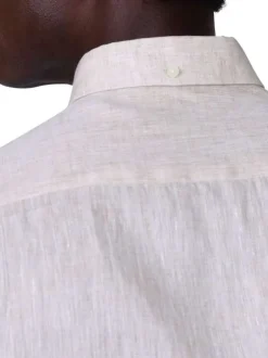 Chemise en lin beige unie avec une coupe droite et un col boutonné