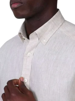 Chemise en lin beige unie avec une coupe droite et un col boutonné