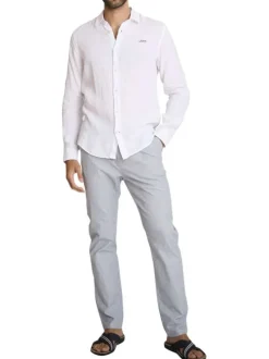Chemise en lin blanc à coupe droite pourvue d'un col à revers