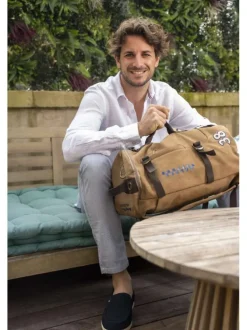 Chemise en lin blanc à coupe droite pourvue d'un col à revers