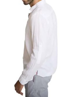 Chemise en lin blanc à coupe droite pourvue d'un col à revers