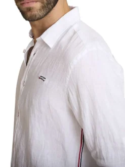 Chemise en lin blanc à coupe droite pourvue d'un col à revers