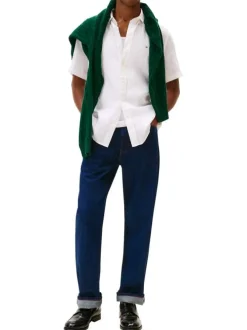 Chemise en lin blanche à coupe droite pourvue d'un col boutonné