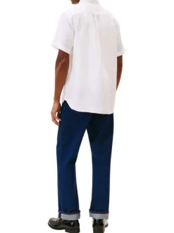 Chemise en lin blanche à coupe droite pourvue d'un col boutonné