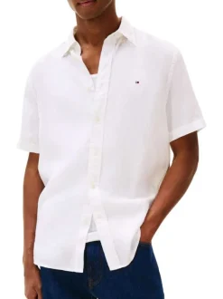 Chemise en lin blanche à coupe droite pourvue d'un col boutonné