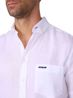 Chemise en lin blanche unie avec une coupe droite et un col boutonné