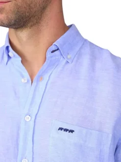 Chemise en lin bleu ciel unie avec une coupe droite et un col boutonné