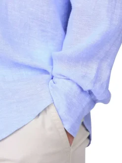 Chemise en lin bleu ciel unie avec une coupe droite et un col boutonné