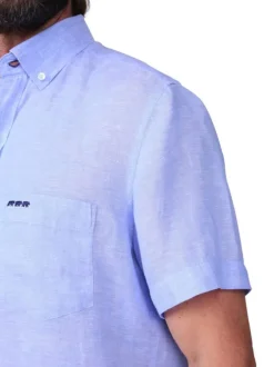Chemise en lin bleu ciel unie avec une coupe droite et un col boutonné