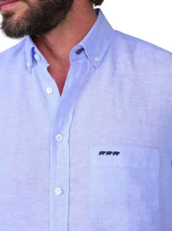 Chemise en lin bleu ciel unie avec une coupe droite et un col boutonné