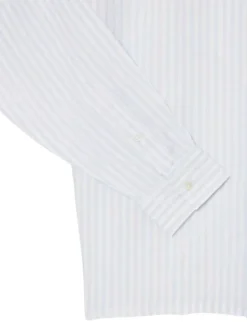 Chemise en lin bleu clair à coupe droite ornée d'un motif à rayures