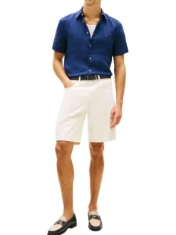 Chemise en lin bleue à coupe droite pourvue d'un col boutonné