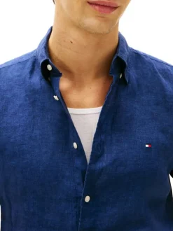 Chemise en lin bleue à coupe droite pourvue d'un col boutonné