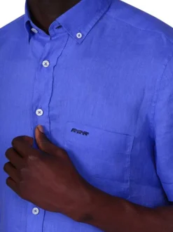 Chemise en lin bleue unie avec une coupe droite et un col boutonné