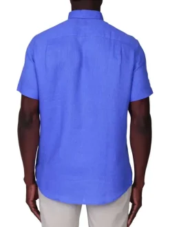 Chemise en lin bleue unie avec une coupe droite et un col boutonné