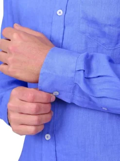 Chemise en lin bleue unie avec une coupe droite et un col boutonné