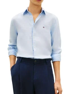 Chemise en lin ciel à coupe droite pourvue d'un col boutonné
