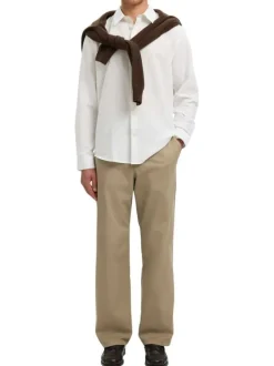 Chemise en lin et coton blanche uni avec une coupe ajustée et un col boutonné