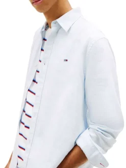 Chemise en lin et coton bleu clair unie avec une coupe droite et un col à revers