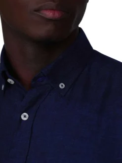 Chemise en lin indigo unie avec une coupe droite et un col boutonné