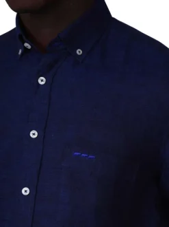 Chemise en lin indigo unie avec une coupe droite et un col boutonné