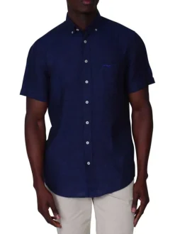 Chemise en lin indigo unie avec une coupe droite et un col boutonné