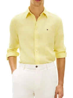 Chemise en lin jaune à coupe droite pourvue d'un col boutonné