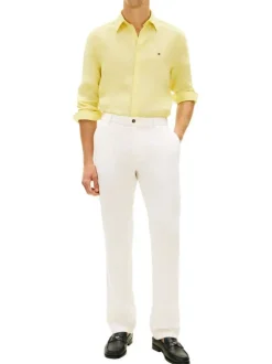 Chemise en lin jaune à coupe droite pourvue d'un col boutonné