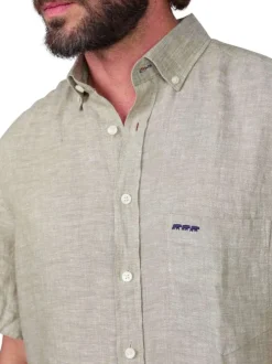 Chemise en lin kaki unie avec une coupe droite et un col boutonné