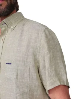 Chemise en lin kaki unie avec une coupe droite et un col boutonné