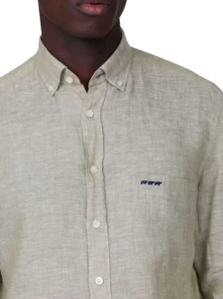 Chemise en lin kaki unie avec une coupe droite et un col boutonné
